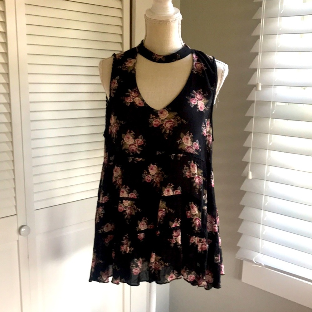 Sexy top with button detail back